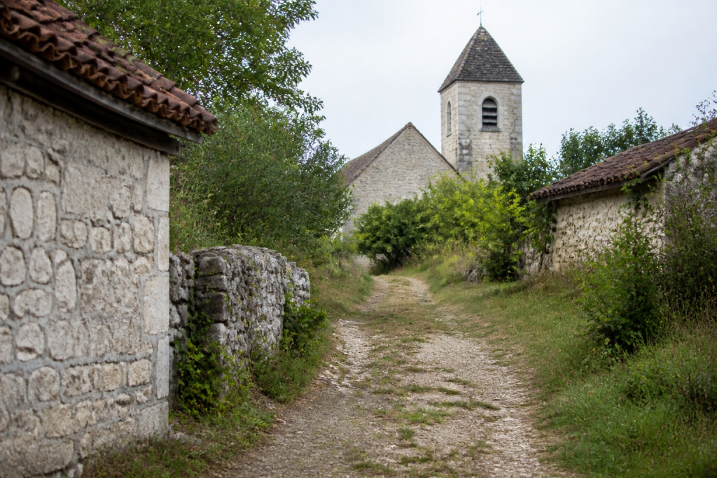 Sentier rural ancien avec eglises en pierre blanche