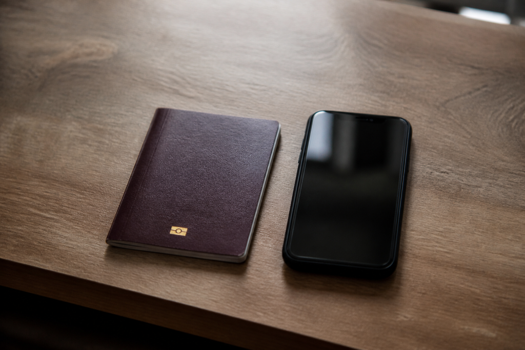 Passeport et smartphone poses sur un bureau