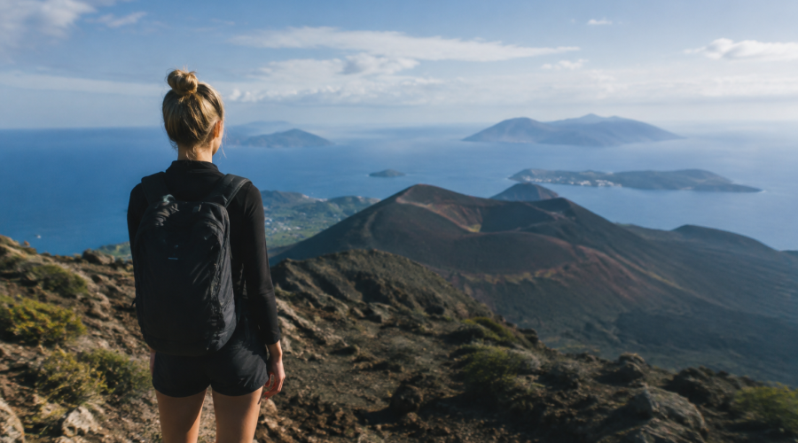 Personne debout devant volcan montagne iles horizon ocean