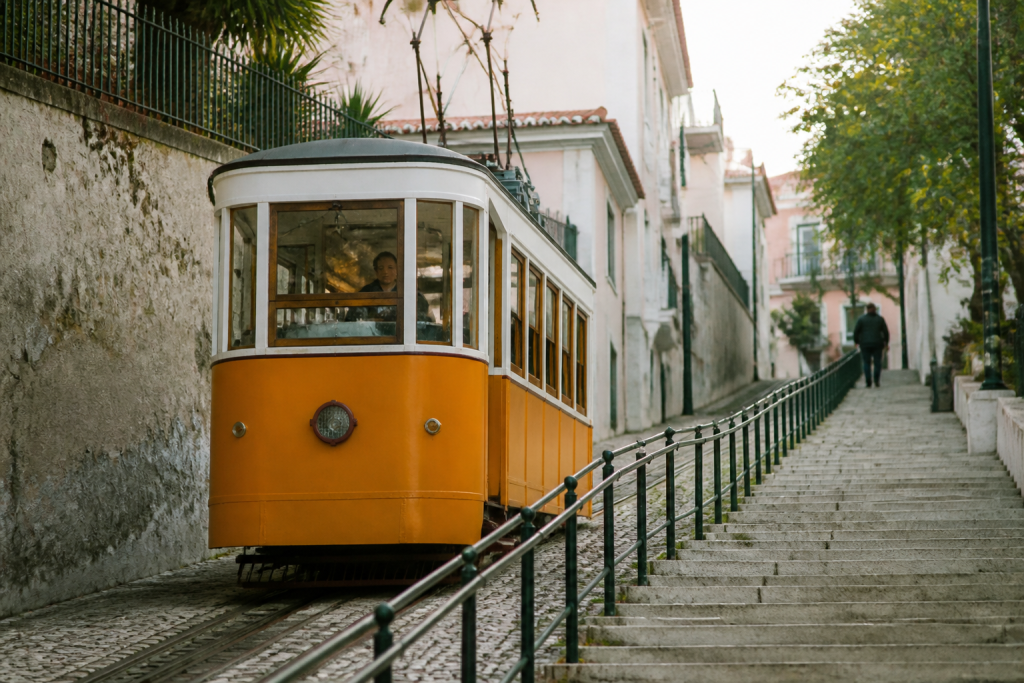 Tramway orange montant les pentes avec escaliers pietons